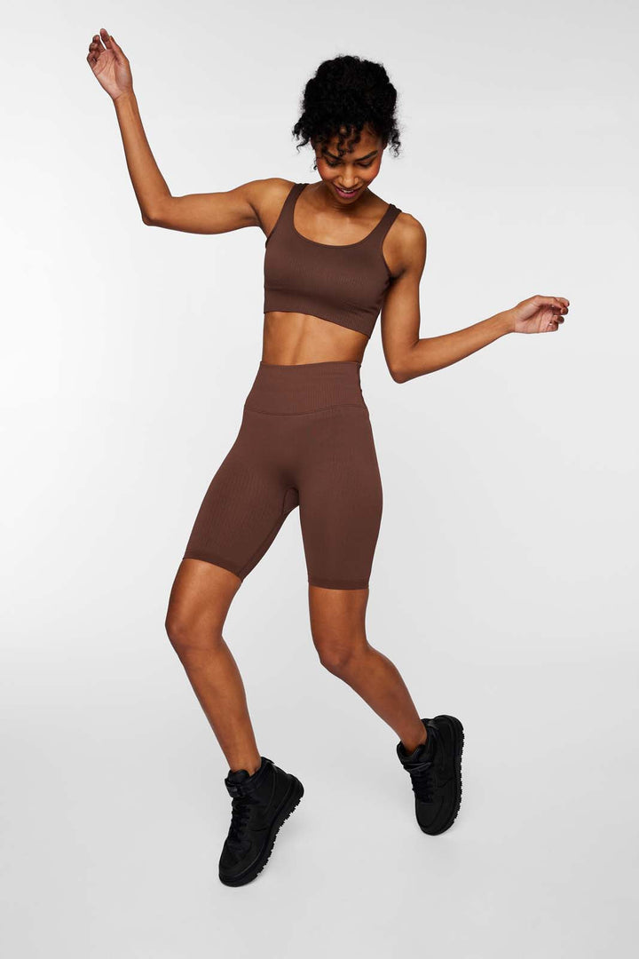 Full outfit featuring IMLND seamless ribbed sports bra in espresso – styled for gym, yoga, and everyday wear.