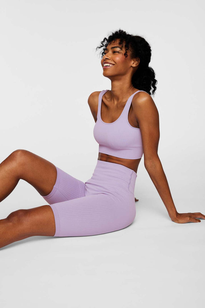 Full outfit featuring IMLND seamless ribbed sports bra in lilac – styled for gym, yoga, and everyday wear.